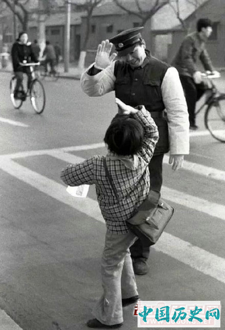 80年代老照片：1980年代北京老照片 车不多，房不贵