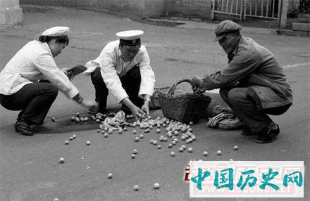 80年代老照片：1980年代北京老照片 车不多，房不贵