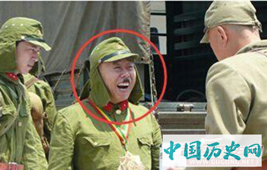 日本军人帽子上的两片布是干啥用的？绝不是防冻的