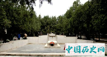 实拍“云南王”龙云墓地