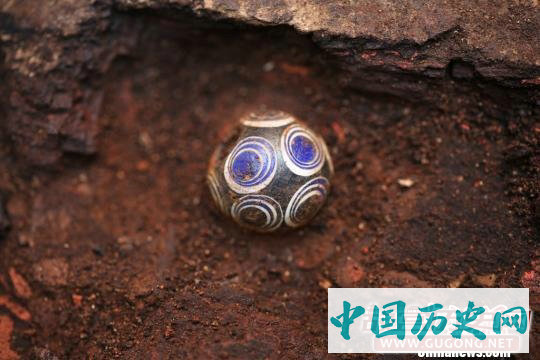 陕西咸阳发掘秦墓75座 发现中西交流特色琉璃珠