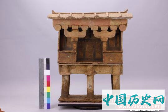 四川新津出土两座彩绘层保存完整陶楼