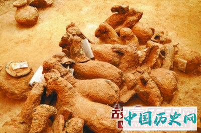 青岛首现彩绘“兵马俑”