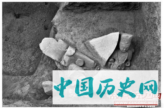 山西五台山附近发现佛像窖藏坑 出土石刻造像34尊