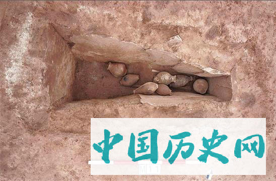 云南武定春秋战国遗址 发现铜戈鱼钩石范