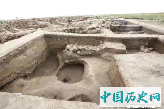 新疆考古学者在东天山发掘距今3000年前大型聚落遗址