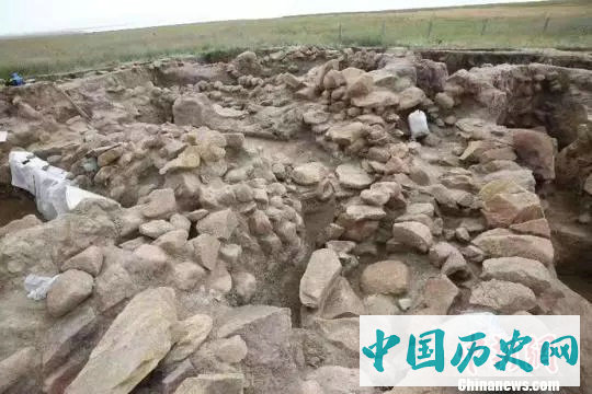 新疆考古学者在东天山发掘距今3000年前大型聚落遗址