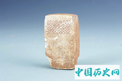 辽宁阜新查海遗址发现七千五百年前石雕神人面像