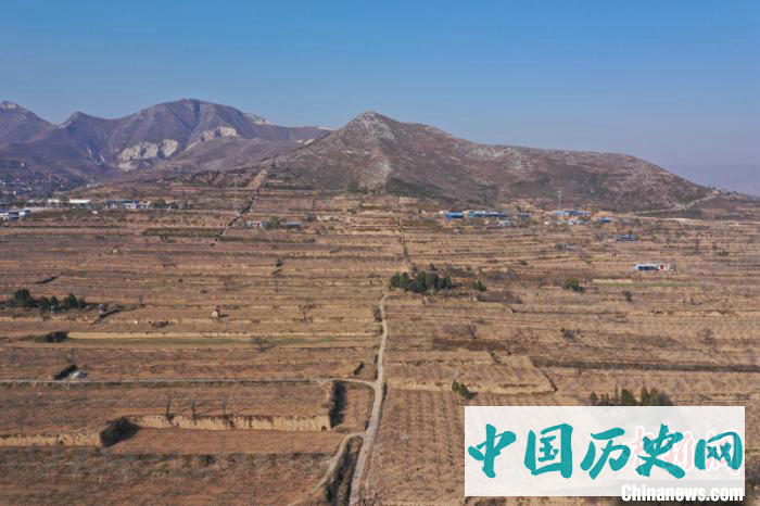 唐丰陵陵园发掘出乳阙遗址 其上阙体为三出阙结构
