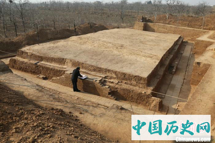 唐丰陵陵园发掘出乳阙遗址 其上阙体为三出阙结构