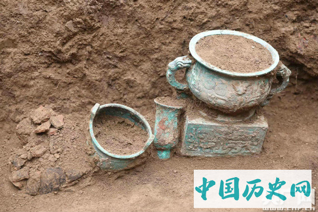 陕西宝鸡西周墓地出土罕见金饰 发现陕西最早最完整原始瓷瓿