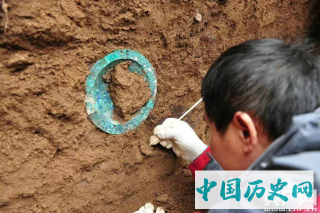 陕西宝鸡西周墓地出土罕见金饰 发现陕西最早最完整原始瓷瓿