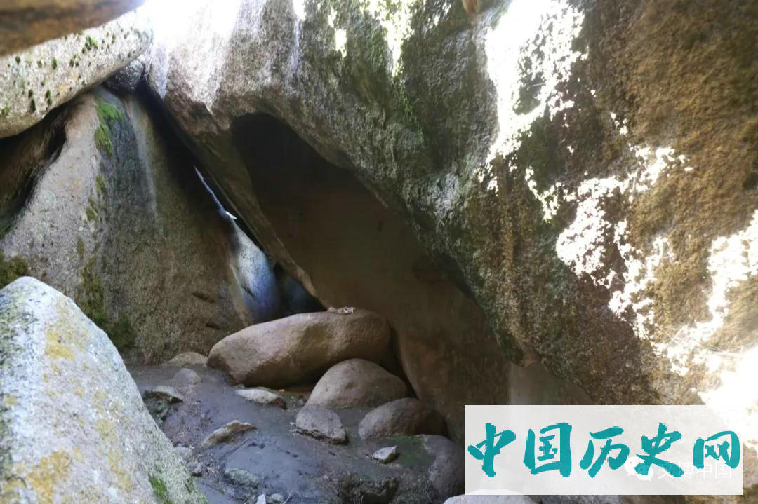 青藏高原首次发现史前彩绘手印岩画