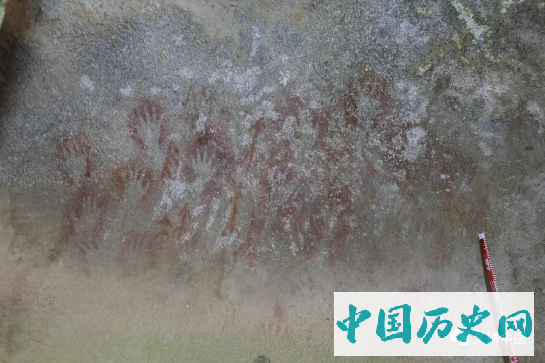 青藏高原首次发现史前彩绘手印岩画