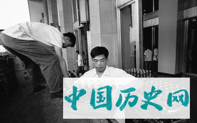 老照片：可口可乐中国发展史，第一年只卖了25瓶，你知道吗？