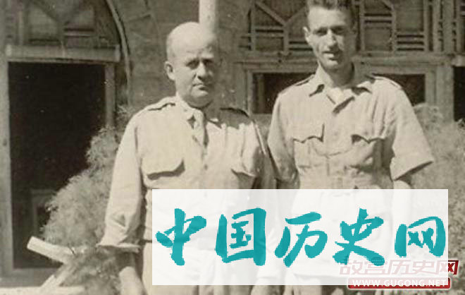1944年9月，美军观察组组长David Dean Barrett（左）与美国驻华大使馆秘书John S.Service（右）在延安合影