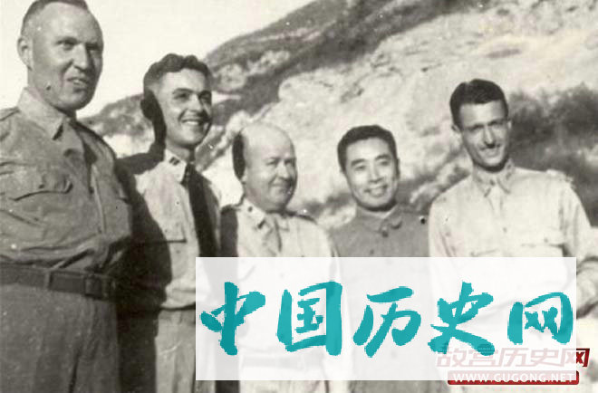 1944年9月，John S.Service（右一）等人在延安与周恩来等合影