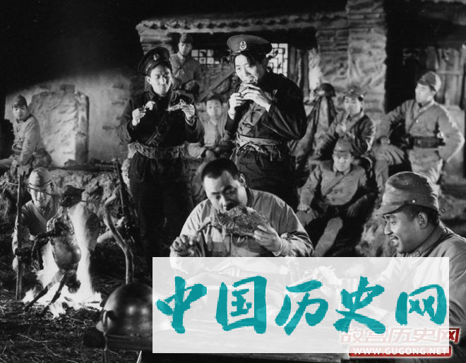 老电影《鸡毛信》中进村抢粮的鬼子和伪军