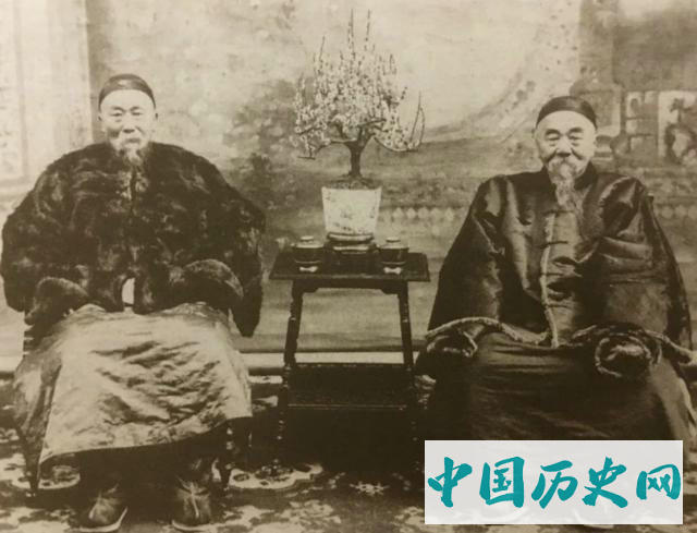 晚清老照片：妃子坐奔驰，格格照镜子，皇后玩相机