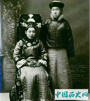 晚清老照片：妃子坐奔驰，格格照镜子，皇后玩相机