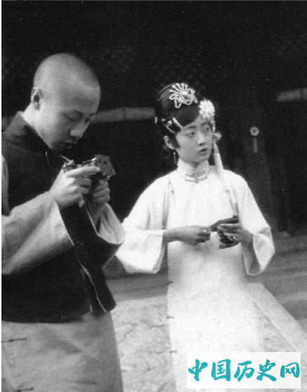 晚清老照片：妃子坐奔驰，格格照镜子，皇后玩相机