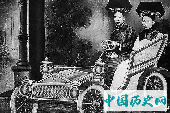 晚清老照片：妃子坐奔驰，格格照镜子，皇后玩相机