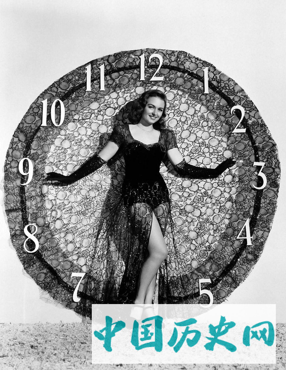 老照片：养眼的古典美女来了送给您新年的祝福