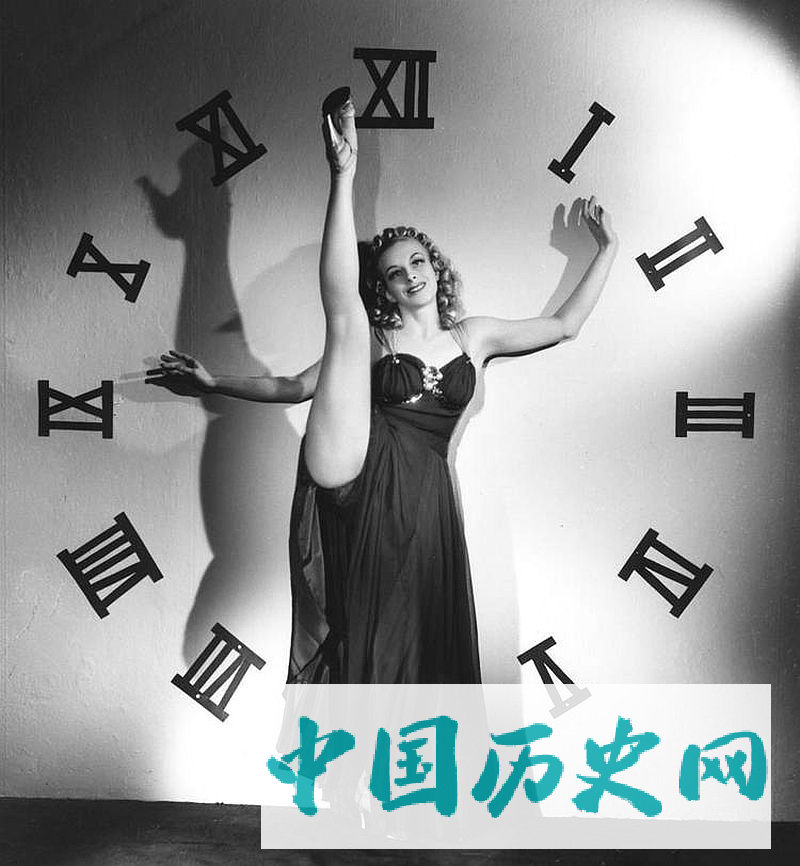 老照片：养眼的古典美女来了送给您新年的祝福