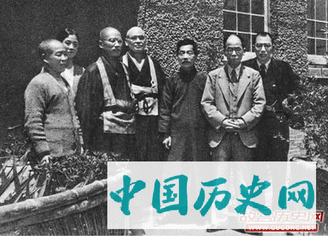 1934年5月10日，鲁迅与友人摄于上海内山完造寓所前