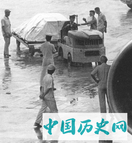 李小龙葬礼现场：妻子为他披麻戴孝，8岁儿子大呼“爸爸在演戏”