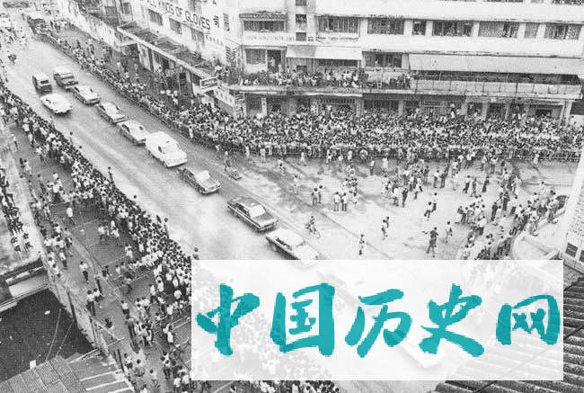 李小龙葬礼现场：妻子为他披麻戴孝，8岁儿子大呼“爸爸在演戏”