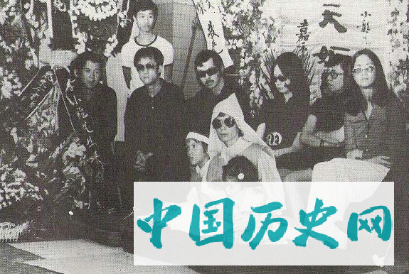 李小龙葬礼现场：妻子为他披麻戴孝，8岁儿子大呼“爸爸在演戏”