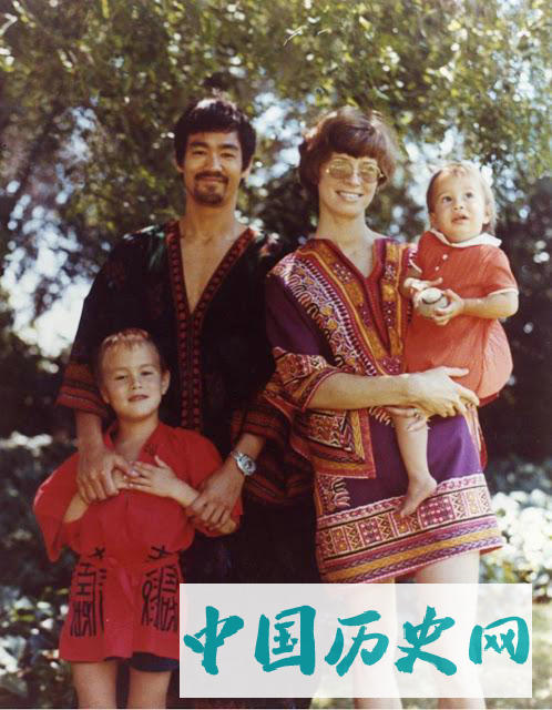 李小龙葬礼现场：妻子为他披麻戴孝，8岁儿子大呼“爸爸在演戏”