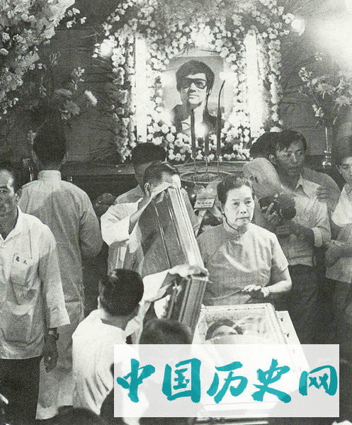 李小龙葬礼现场：妻子为他披麻戴孝，8岁儿子大呼“爸爸在演戏”