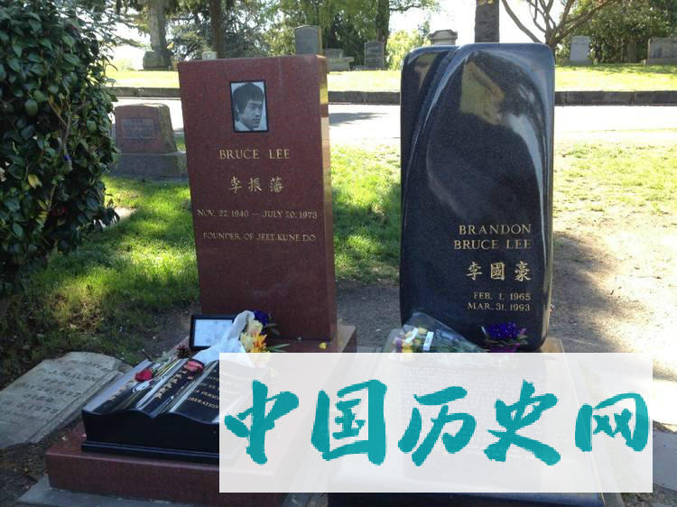 李小龙葬礼现场：妻子为他披麻戴孝，8岁儿子大呼“爸爸在演戏”