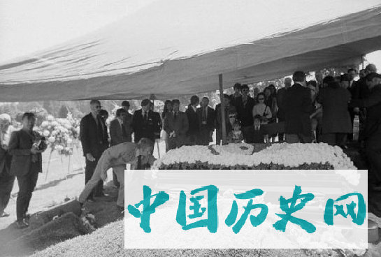 李小龙葬礼现场：妻子为他披麻戴孝，8岁儿子大呼“爸爸在演戏”