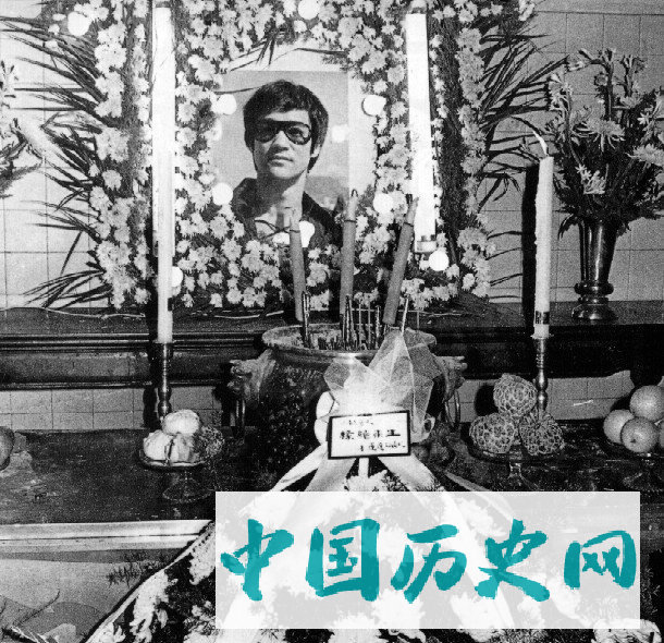 李小龙葬礼现场：妻子为他披麻戴孝，8岁儿子大呼“爸爸在演戏”