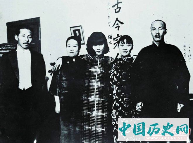 1930年，张学良与蒋介石等人合影。右起：蒋介石、宋美龄、于凤至、宋霭龄、张学良。