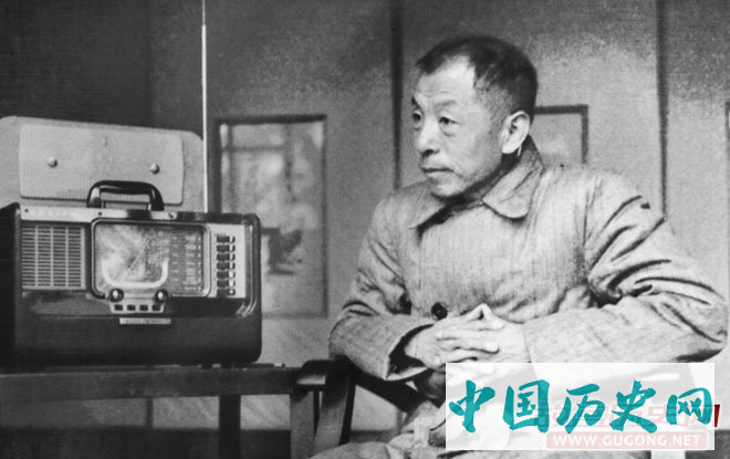 软禁中的张学良以听收音机消磨时光