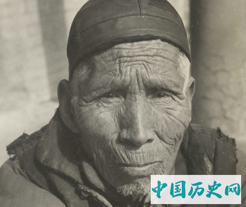 老照片：罕见的“退休”老太监，图7净身不干净胡子长得很长