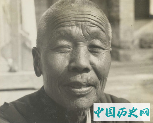 老照片：罕见的“退休”老太监，图7净身不干净胡子长得很长