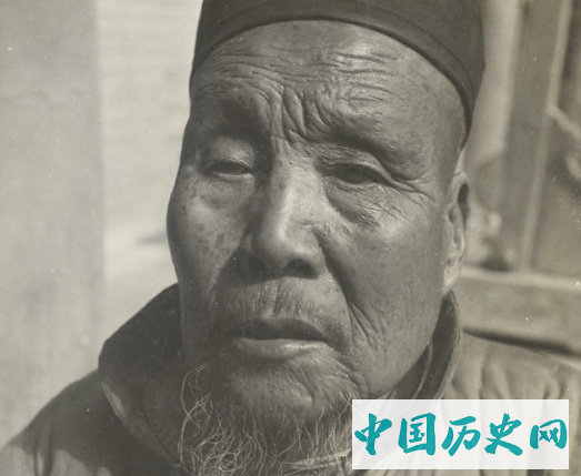 老照片：罕见的“退休”老太监，图7净身不干净胡子长得很长