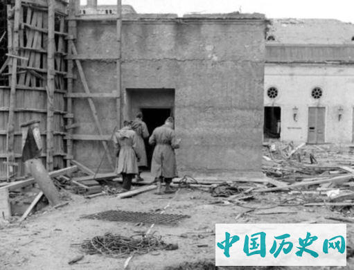 希特勒自杀地堡老照片沙发下有一块血迹