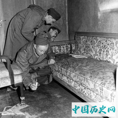 希特勒自杀地堡老照片沙发下有一块血迹