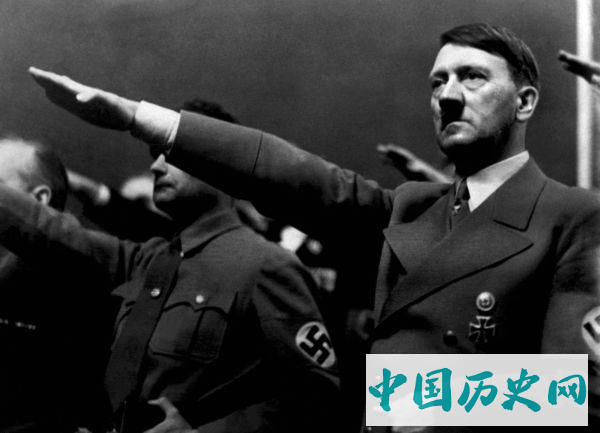 希特勒自杀地堡老照片沙发下有一块血迹