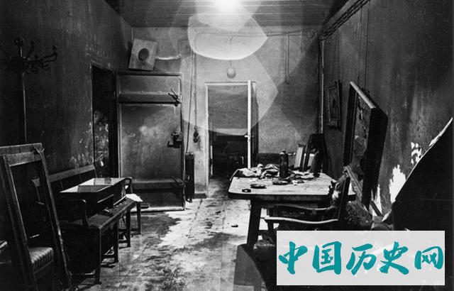 希特勒自杀地堡老照片沙发下有一块血迹