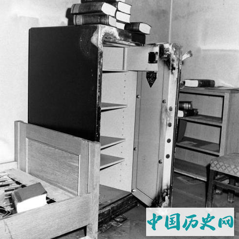 希特勒自杀地堡老照片沙发下有一块血迹