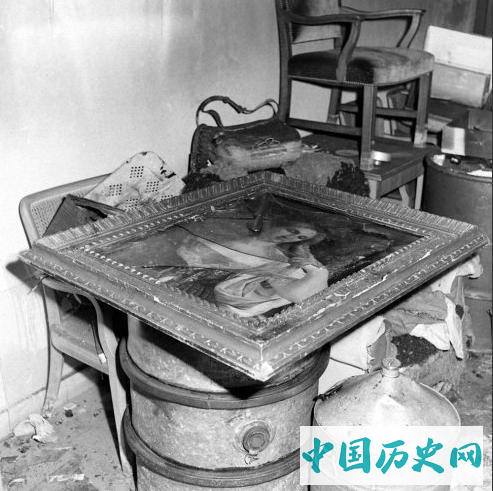 希特勒自杀地堡老照片沙发下有一块血迹