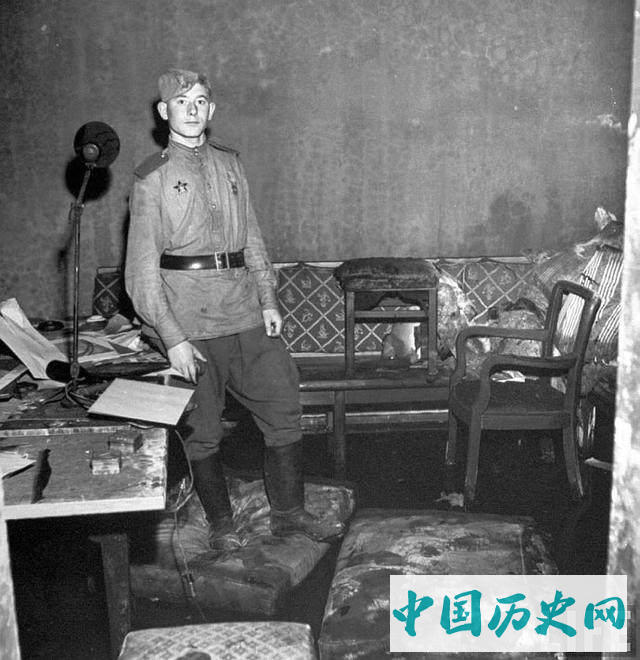 希特勒自杀地堡老照片沙发下有一块血迹