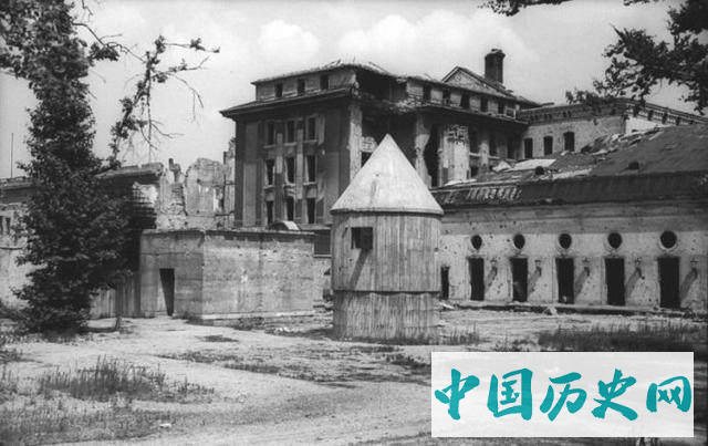 希特勒自杀地堡老照片沙发下有一块血迹